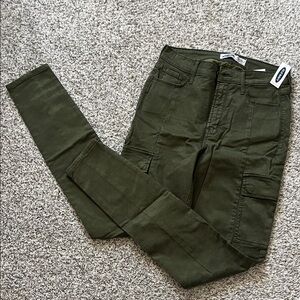Olive Green Cargo Pants. Old Navy, NWT. 6 Tall